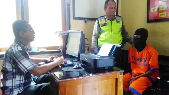 Tersangka Edi Wibowo saat dimintai keterangan petugas Polsek Tulangan.