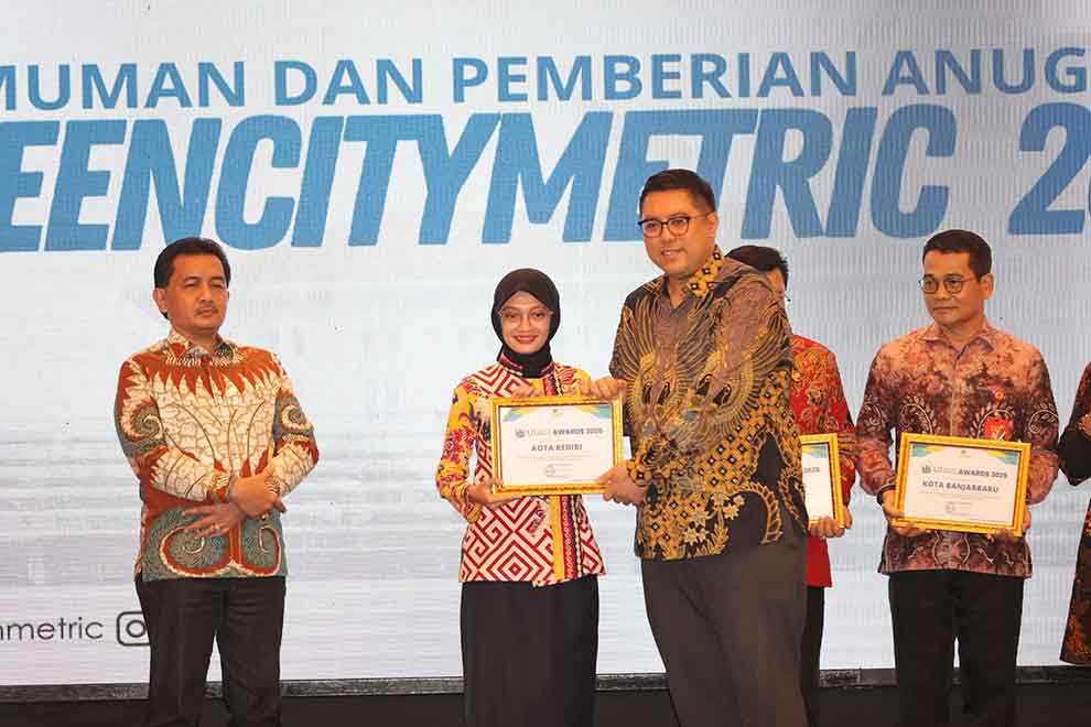 Wali Kota Kediri Vinanda Prameswati saat menerima penghargaan. (Ist)
