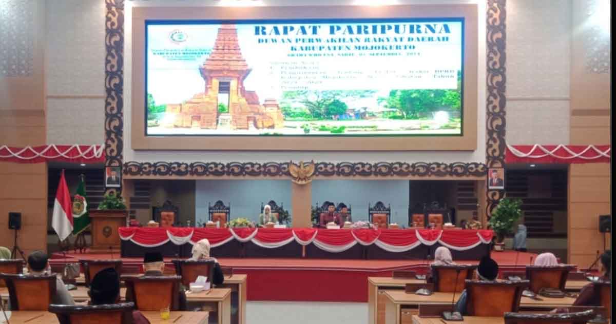 Papat paripurna pembahasan Raperda atau rancangan peraturan daerah, dan penyesuaian terhadap peraturan perundang-undangan terbaru yang digelar DPRD Kabupaten Mojokerto.