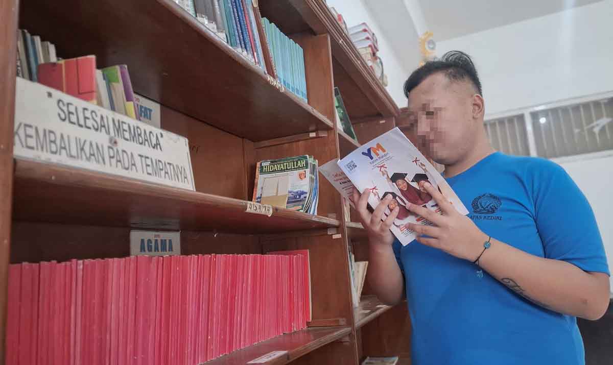 Seorang WBP Lapas Kediri saat berada di perpustakaan. Foto: Ist