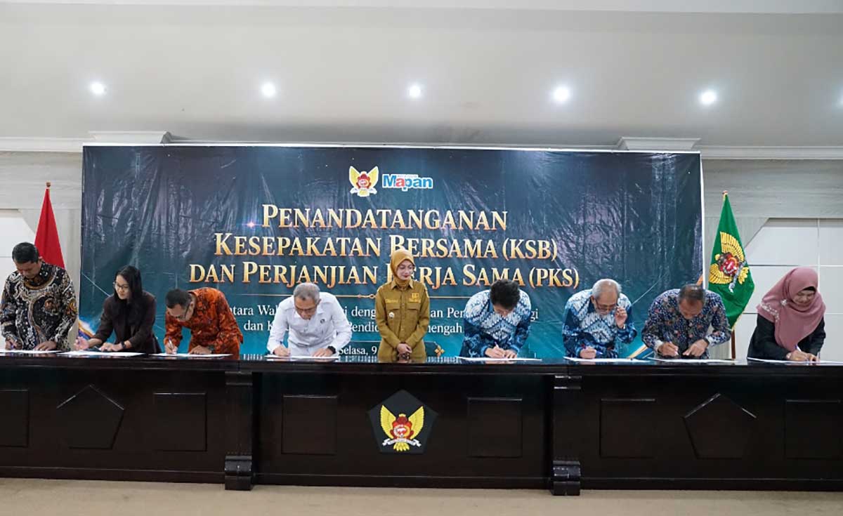 Wali Kota Kediri ketika menyaksikan pelaksanaan penandatanganan kesepakatan bersama dan perjanjian kerja sama. Foto: Ist