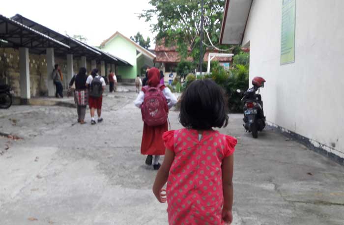 Para peserta tes PSB di SMPN I Kebomas sebelum ikuti tes. foto: SYUHUD/ BANGSAONLINE