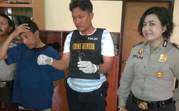 Kanit menunjukan BB sabu, di samping tersangka didampingi Polwan yang menyamar dalam penangkapan. foto: rusmiyanto/BANGSAONLINE