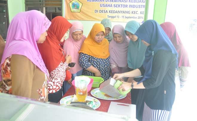 Para ibu-ibu ketika berlatih membuat aneka masakan ikan bandeng. foto: SYUHUD/ BANGSAONLINE