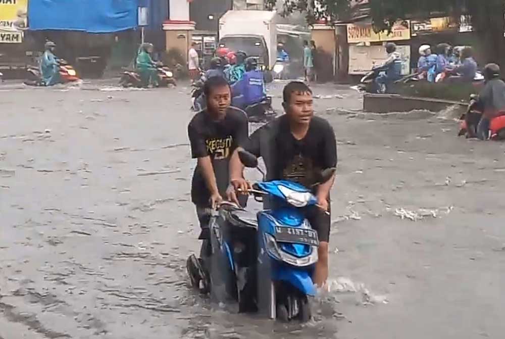 Kawasan GKB Banjir Usai Diguyur Hujan Lebat, Kepala DCKPKP Gresik Janji Kerahkan Satgas