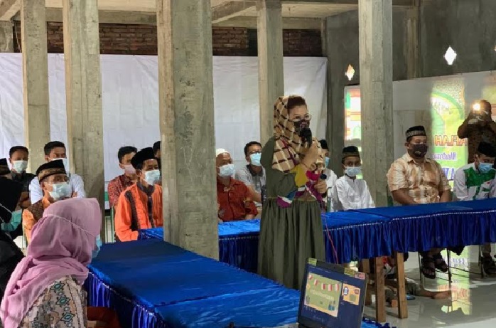 Ina Ammania saat sosialisasi 4 Pilar Kebangsaan di Desa Pule, Trenggalek. foto: Herman/ BANGSAONLINE.com
