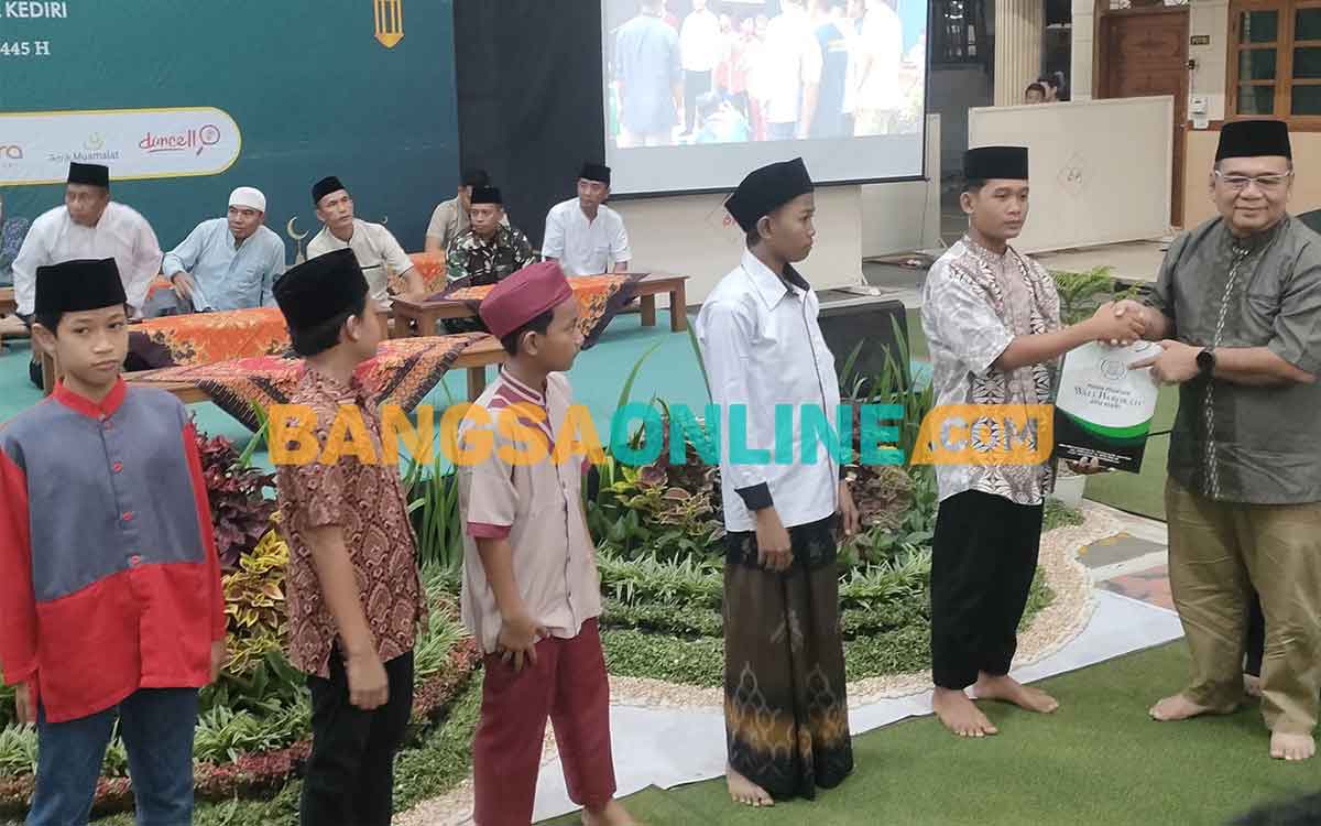 Sekdakot Kediri, Bagus Alit, saat menyerahkan santunan secara simbolis kepada anak yatim. Foto: MUJI HARJITA/BANGSAONLINE