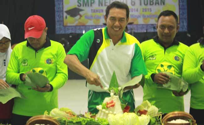 Kepala SMPN 6 Tuban ketika memotong tumpeng bersama komite di aula setempat. (foto: suwandi/BANGSAONLINE)