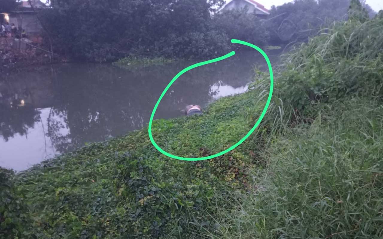 Jenazah yang ditemukan di pinggiran Sungai Brantas, Dusun Dodokan, Desa Tanjungsari, Kecamatan Taman, Sidoarjo.