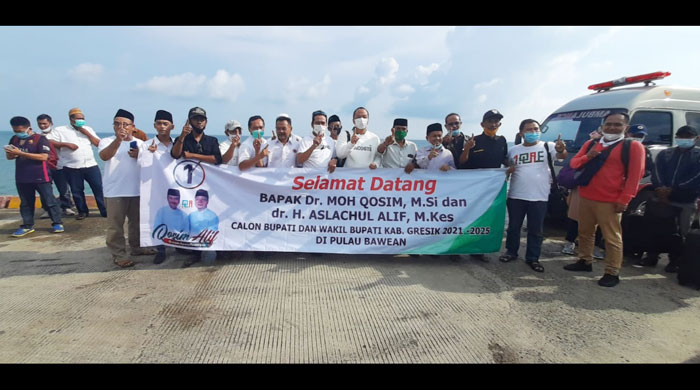 Para pendukung saat menyambut kedatangan Qosim-Alif di pelabuhan. foto: ist.