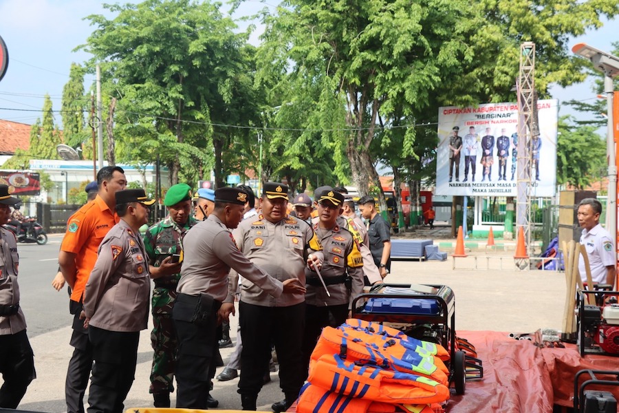 Kapolres Pamekasan AKBP, Jazuli Dani Iriawan saat mengecek kesiapan alat milik BPBD Pamekasan 