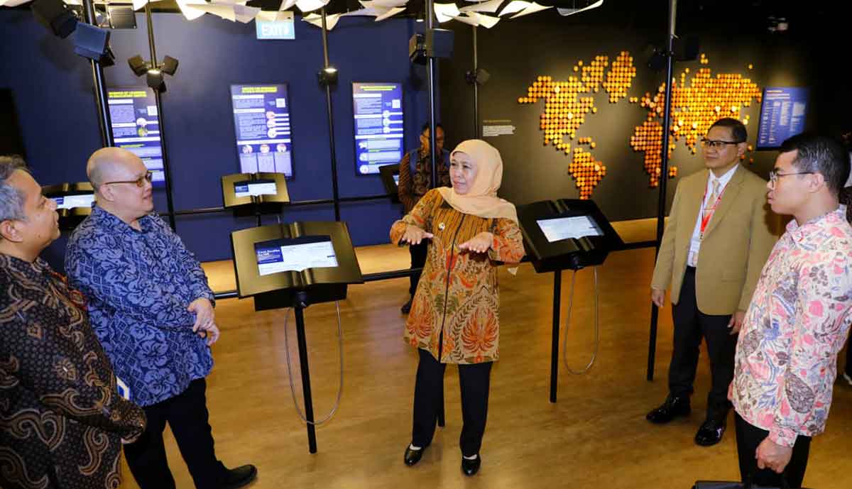 Gubernur Khofifah bersama Kepala Dindik Jatim saat kunjungan ke NIE dan ITE West College.