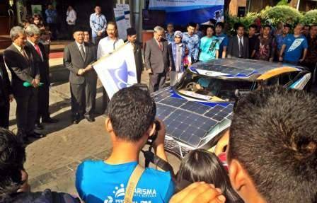 Menristekdikti saat melepas mobil Widya Wahana V. (foto: rochmatun nisa/BANGSAONLINE)