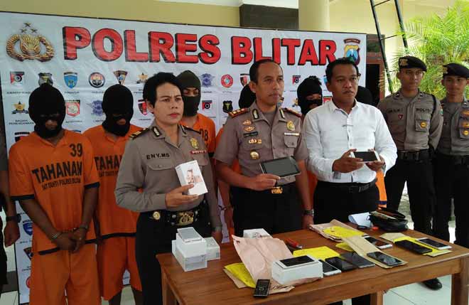 Polisi menunjukan barang bukti berupa HP baru maupun bekas.