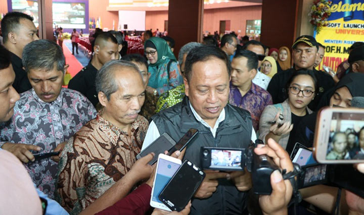 Menristekdikti M Nasir sedang memberikan keterangan persnya.