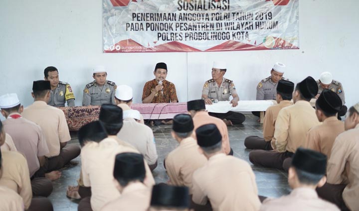 Kabag Sumda Kompol Sayudi bersama jajaran Polres Probolinggo Kota saat sosialisasi ke Ponpes Pesantren Roudlotut Tholibin.