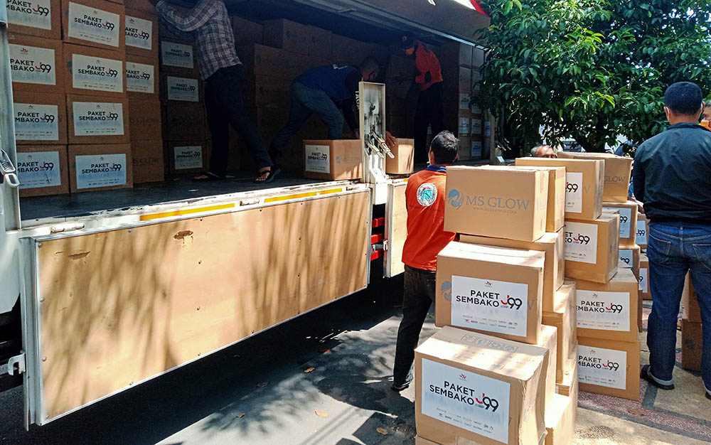 Bantuan 1.500 paket sembako dari Gilang Widya Pramana, owner Juragan 99, saat tiba di kantor Bappeda Kota Probolinggo. 