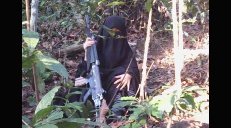 Istri Santoso saat di hutan. Foto: detik.com