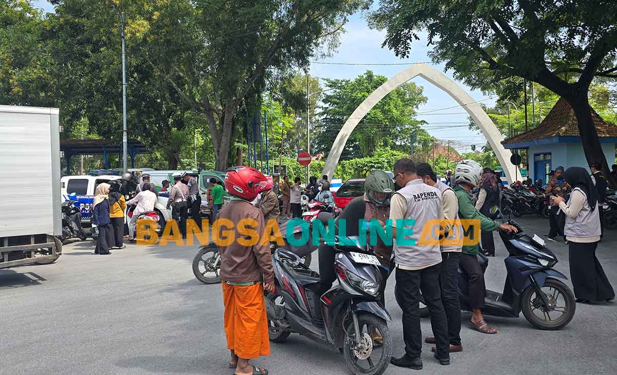 Operasi taat pajak di Terminal Bangkalan. Foto: AHMAD FAUZI/BANGSAONLINE