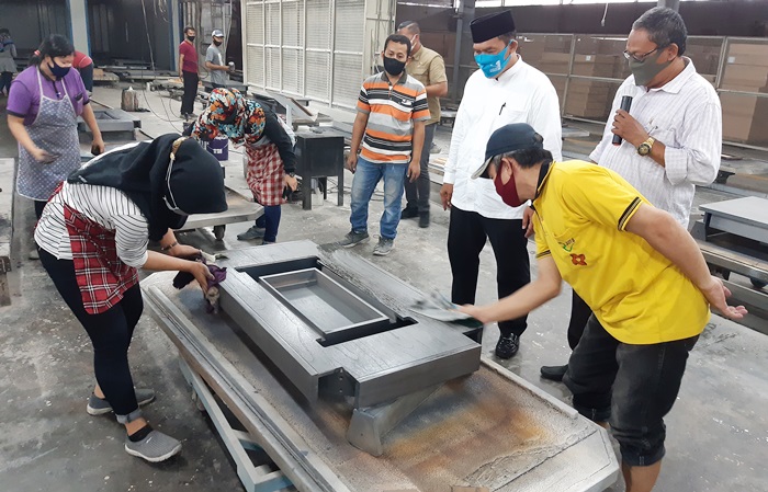 KUALITAS EKSPOR: Cabup BHS melihat pembuatan mebel di PT Romi Violeta, Jumat (4/12) sore. foto: MUSTAIN/ BANGSAONLINE