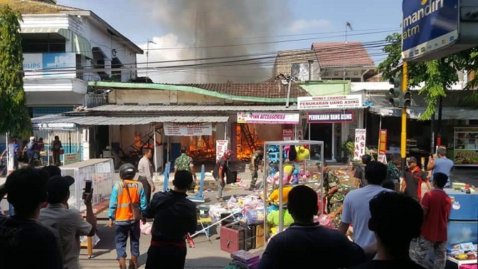 Api tampak melahap dua ruko di Pasar Lodoyo, Blitar.