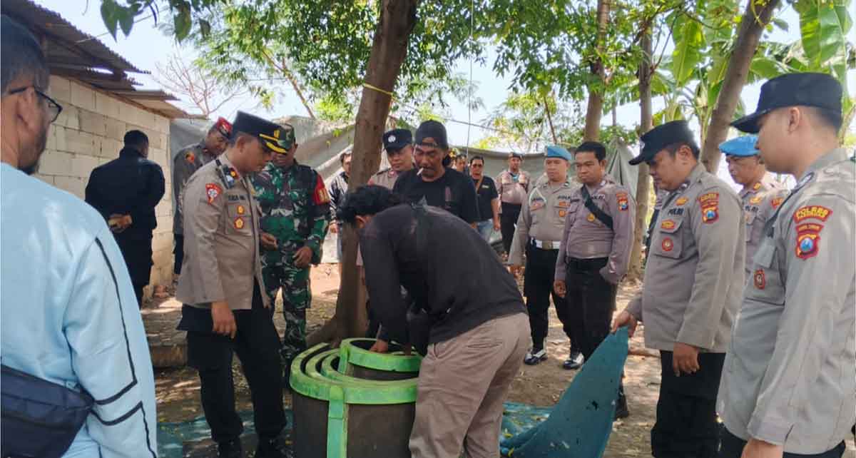 Penertiban salah satu lokasi yang diduga menjadi arena sabung ayam di Kabupaten Pasuruan.