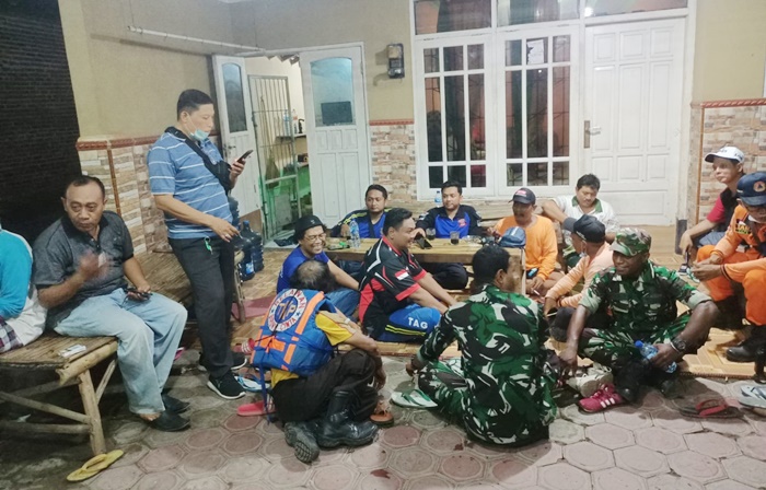 Petugas gabungan saat jeda istirahat pencarian korban balita diduga tenggelam.