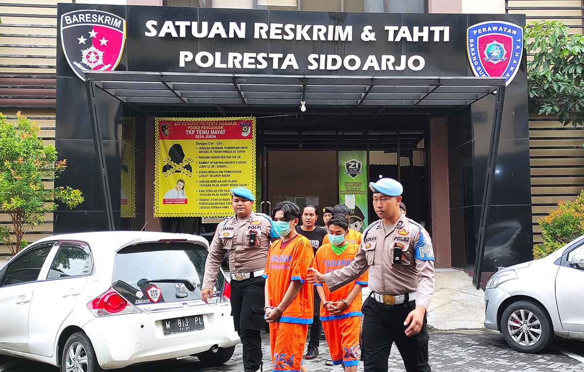 Ketiga pelaku saat ditangkap oleh Polresta Sidoarjo atas dugaan kasus pengeroyokan terhadap warga Krian, Sidoarjo.