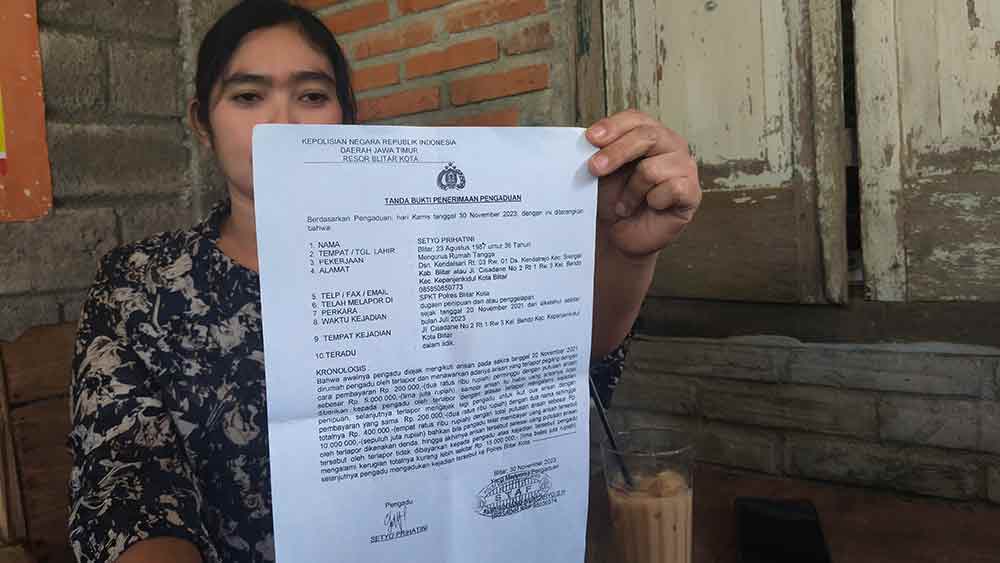 Setyo Prihatini (38), seorang ibu rumah tangga asal Kota Blitar menunjukkan laporan yang ia buat sejak November 2023. 