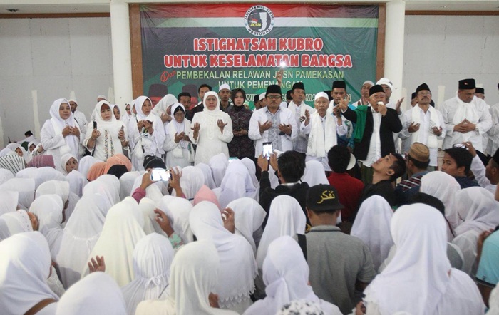 Istighosah Kubro untuk Keselamatan Bangsa dan Pembekalan Relawan Jaringan Kiai Santri Nasional (JKSN) Pamekasan untuk Pemenangan Jokowi-Ma
