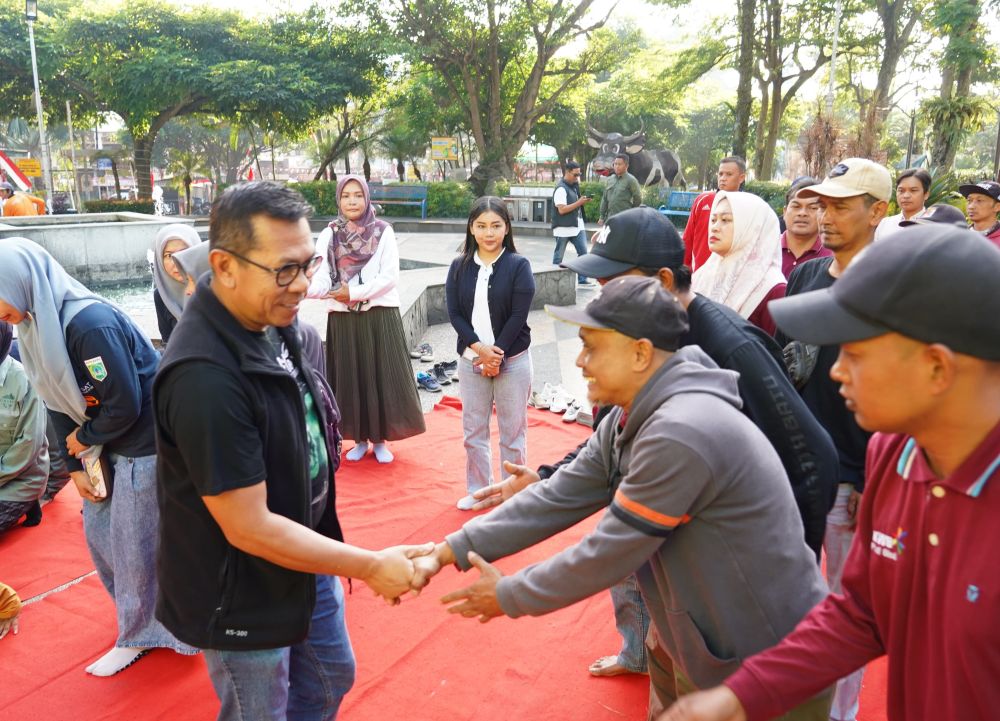Wali Kota Batu, Nurochman saat menemui penyapu jalan