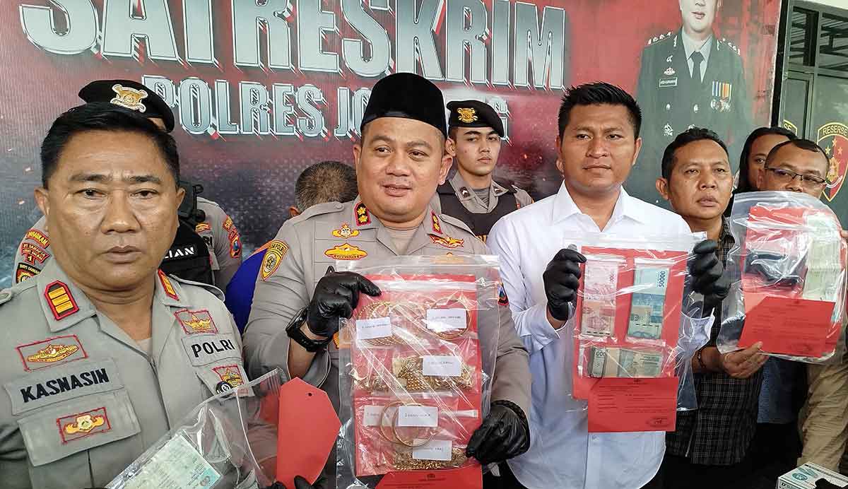Kapolres Jombang, AKBP Ardi Kurniawan, saat konferensi pers terkait kasus pembunuhan seorang nenek yang ditemukan di Lamongan.
