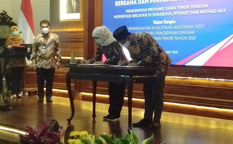 Penandatanganan Kesepakatan (MoU) Bersama dan Perjanjian Kerja Sama antara Pemprov Jatim dengan Kopertais Wilayah IV Surabaya, PTKIN/S, dan Ma