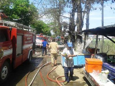 Seorang pemilik warung mengemasisisa-sisa barangnya yang tertinggal. Foto:yudi eko purnomo