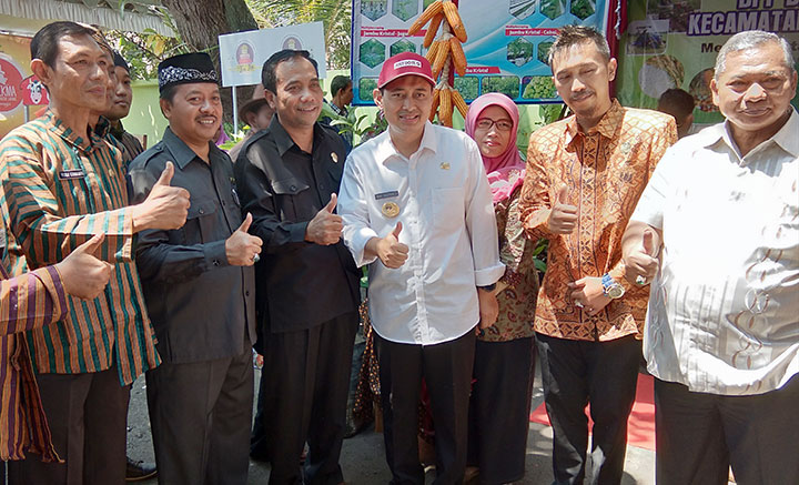 Bupati Nganjuk dan para pimpinan DPRD serta Kadisperta Nganjuk di sela tinjau stand pameran tanaman organik. foto: BAMBANG/ BANGSAONLINE
