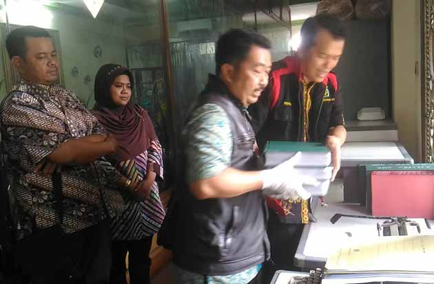 Rosidah SH (dua dari kiri), saat mendampingi tim penyidik Kejari Sidoarjo melakukan penggeledahan ruang kerjanya.