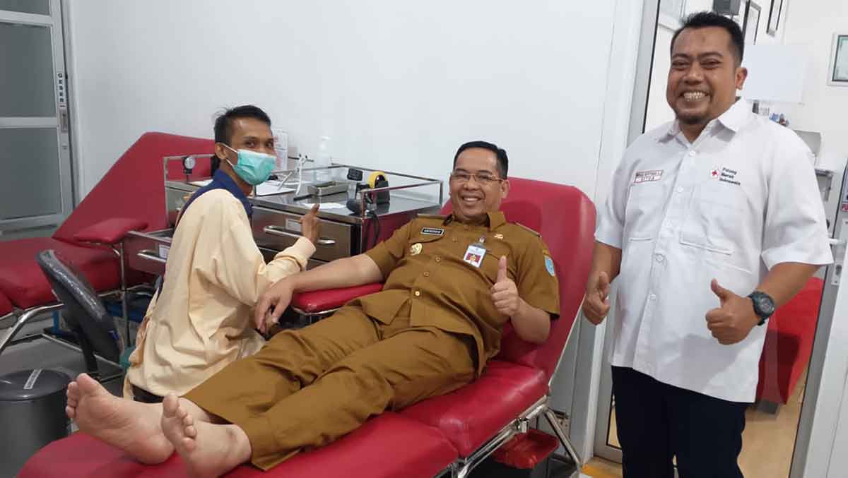 Wali Kota Probolinggo saat mengikuti donor darah dalam rangka memperingati HUT ke-80 PMI.