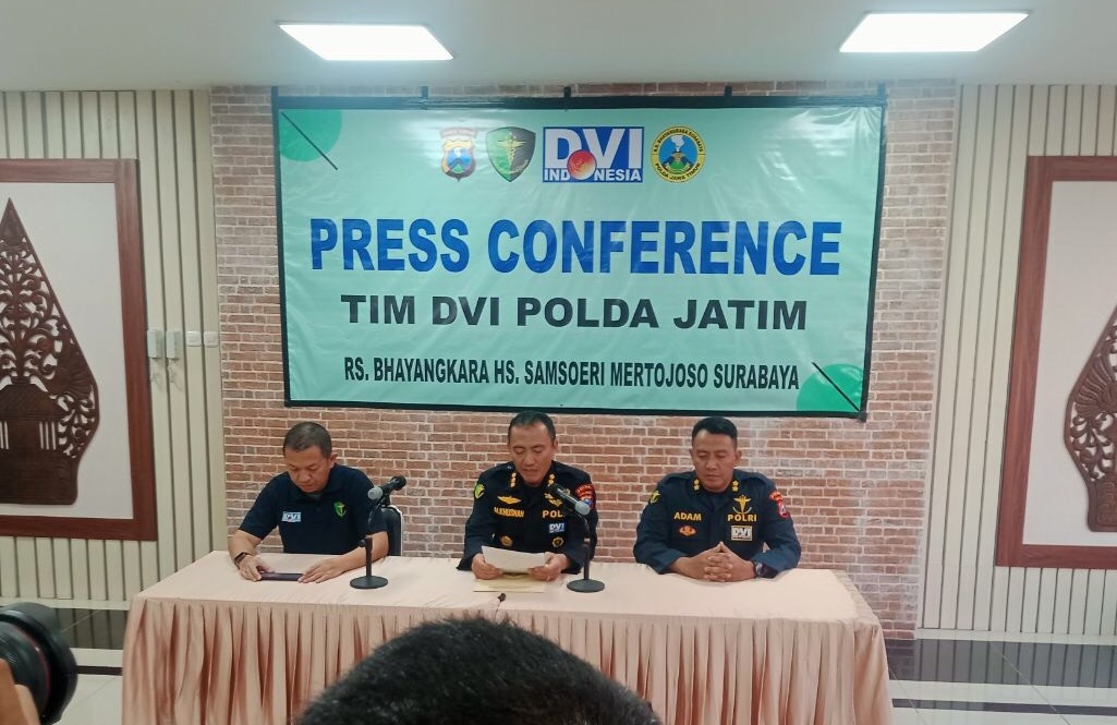Konferensi pers DVI Polda Jatim yang berhasil mengungkap 55 jenazah tragedi Ponpes Al Khoziny