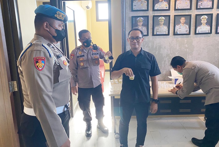Buntut Ditangkapnya Oknum Kapolsek, Kapolresta Sidoarjo Bersama Anggota Lakukan Tes Urine