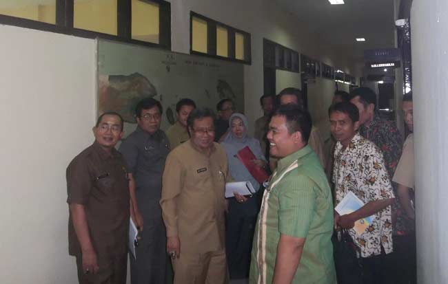 Sejumlah honorer K2 Sumenep saat keluar dari ruang pertemuan. foto: rahmatullah/ BANGSAONLINE