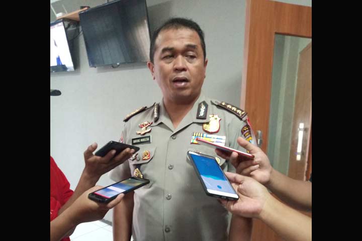 Kombes Pol Frans Barung Mangera saat dikonfirmasi, Kamis (3/1). foto: ANATASIA/ BANGSAONLINE