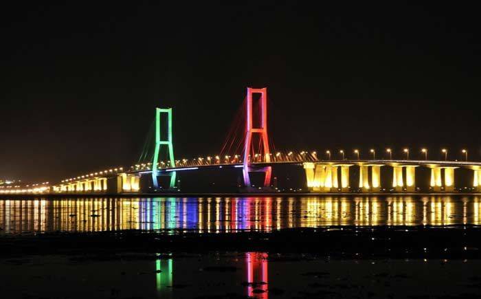 Ilustrasi: Jembatan Suramadu nampak pada malam hari. (foto: mariana.my.id)