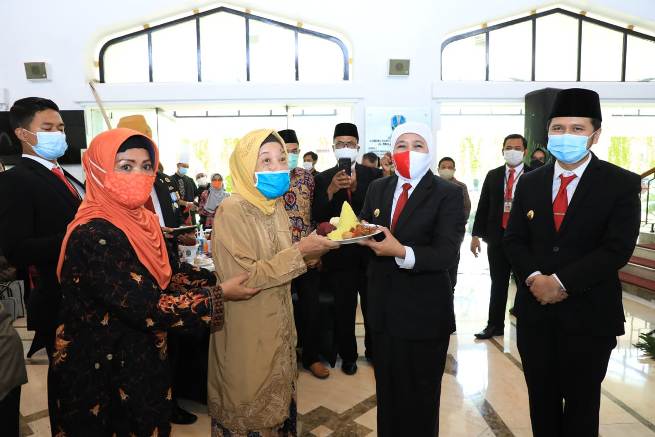 Gubernur Jawa Timur Khofifah Indar Parawansa memberikan pucuk tumpeng kepada janda pahlawan dalam Peringatan Hari Pahlawan Nasional di Tugu Pahlawan Surabaya, Selasa (10/11). foto: ist/ bangsaonline.com