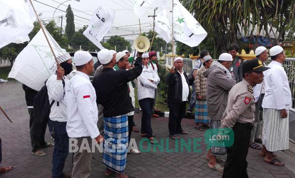 PROTES: Massa FPI ketika menggeruduk kantor Kejaksaan Gresik. foto: syuhud/ BANGSAONLINE