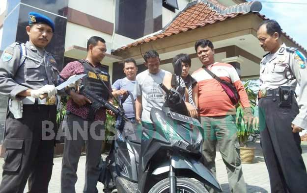 Tersangka saat diamankan di Mapolsek Rungkut. foto: IRWAN SUSANTO/ BANGSAONLINE