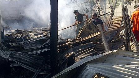 LUDES – Rumah yang ludes terbakar di Jalan Imam Bonjol, Kota Kediri, Jawa Timur, Sabtu (27/9/2014). Foto : arif kurniawan/BangsaOnline

