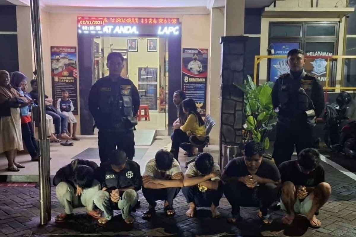 Para pelaku tawuran saat diamankan anggota Polrestabes Surabaya. Foto: Dok. Polrestabes Surabaya