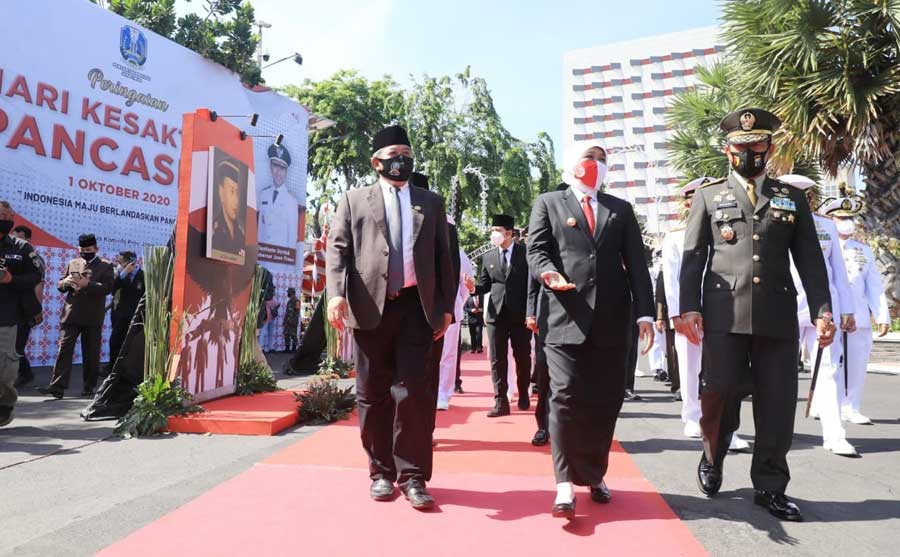 Gubernur Jawa Timur Khofifah Indar Parawansa dalam acara peringatan Hari Kesaktian Pancasila di Gedung Negara Grahadi, Kamis (1/10/2020). foto: ist/ bangsaonline.com