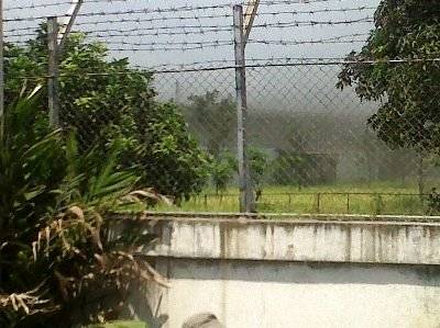  Kebakaran terjadi di gudang pemintalan benang PT Mertex Indonesia, kemarin siang. Foto:gunadhi/BANGSAONLINE