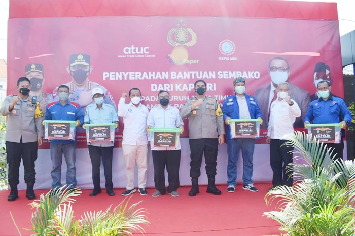Wakapolda Jatim Brigjen Pol. Slamet Hadi Supraptoyo memimpin penyerahan bantuan paket sembako kepada perwakilan dari kalangan buruh Jatim di Sidoarjo, Kamis (14/4/2022). 